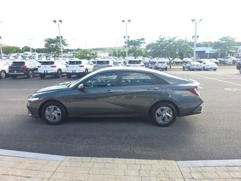 Used 2025 Hyundai Elantra SE FWD image 5