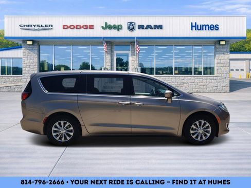 Used 2018 Chrysler Pacifica Touring Plus FWD image 2