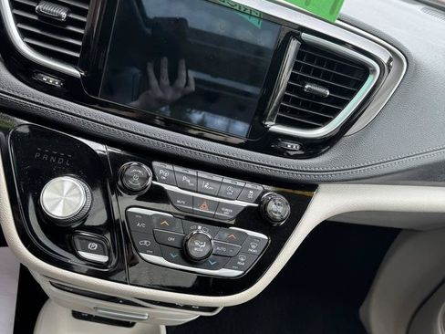 Used 2018 Chrysler Pacifica Limited w/ Advanced Safetytec Group FWD image 10
