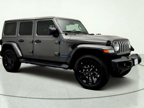 Used 2025 Jeep Wrangler Unlimited Sahara AWD/4WD image 3