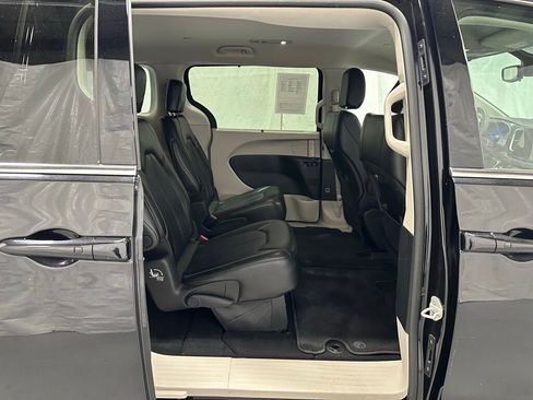 Used 2023 Chrysler Pacifica Touring-L image 53