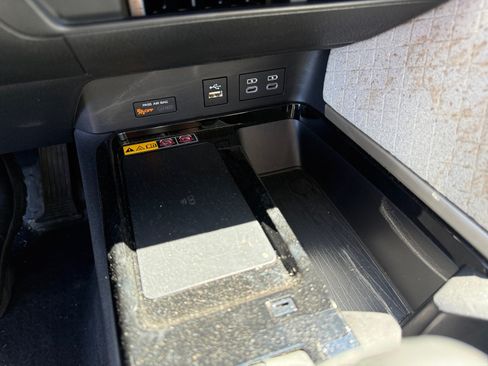 Used 2025 Toyota Camry XLE AWD/4WD image 29