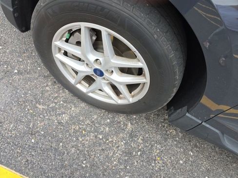 Used 2021 Ford Edge SE image 5