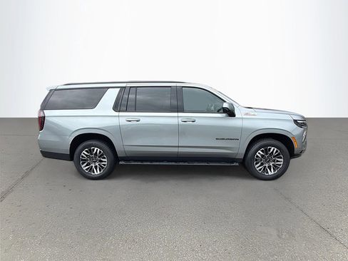 Used 2025 Chevrolet Suburban Z71 AWD/4WD image 3