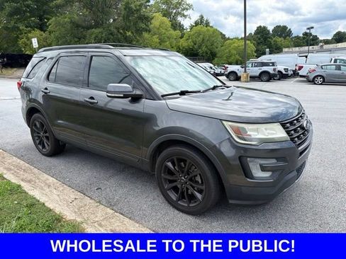 Used 2017 Ford Explorer XLT w/ Equipment Group 202A AWD/4WD image 2