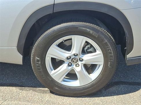 Used 2023 Toyota Highlander L image 8