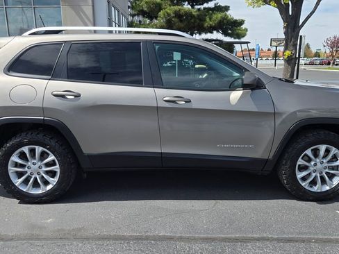 Used 2020 Jeep Cherokee Latitude AWD/4WD image 2