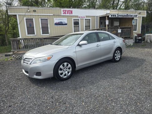Used 2010 Toyota Camry LE FWD image 3
