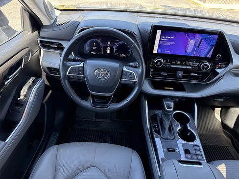 Used 2023 Toyota Highlander Limited image 15