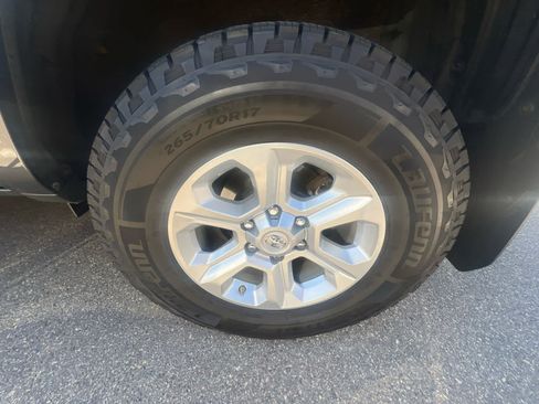 Used 2018 Toyota 4Runner SR5 AWD/4WD image 5