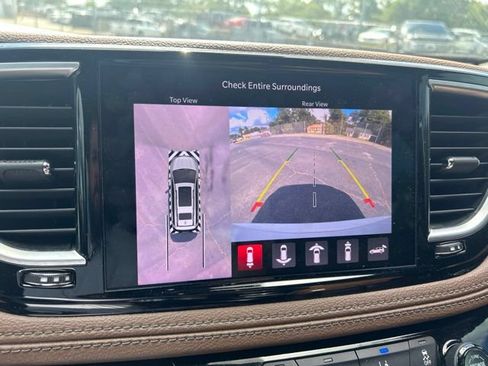Used 2021 Chrysler Pacifica Limited w/ Uconnect Theater Family Group FWD image 11