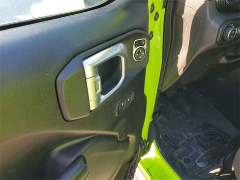 Used 2021 Jeep Gladiator Willys image 11