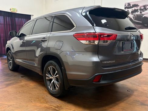 Used 2018 Toyota Highlander LE AWD/4WD image 4