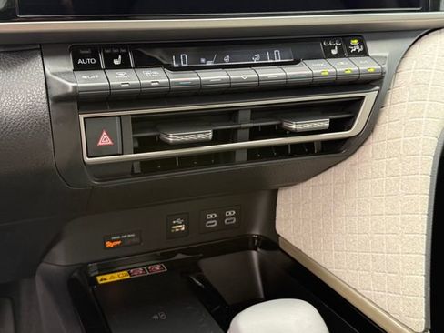 Used 2025 Toyota Camry XLE FWD image 17