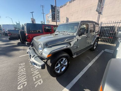Used 2018 Jeep Wrangler Unlimited Sahara AWD/4WD image 4
