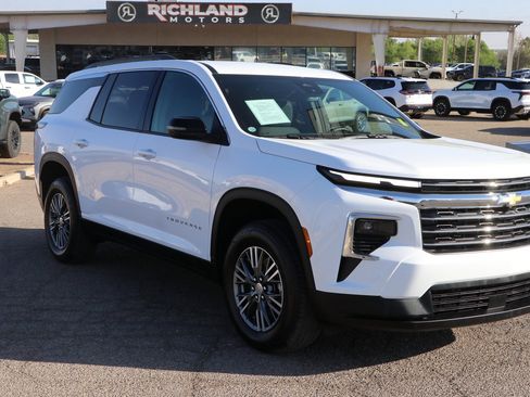 Used 2026 Chevrolet Traverse LT image 1