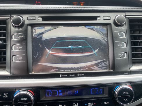 Used 2018 Toyota Highlander Plus FWD image 23