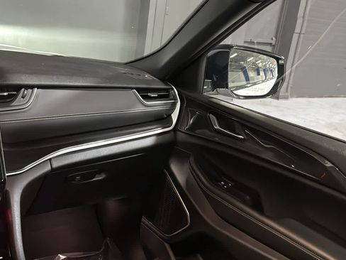 Used 2022 Jeep Grand Cherokee Altitude AWD/4WD image 27