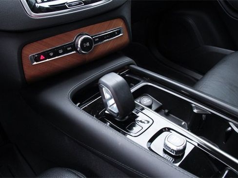 Used 2023 Volvo XC90 B6 Plus image 23