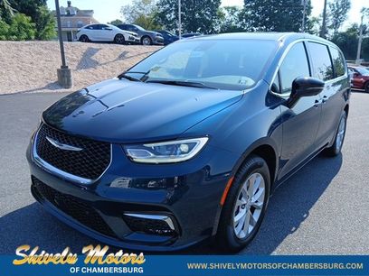 New 2025 Chrysler Pacifica Select
