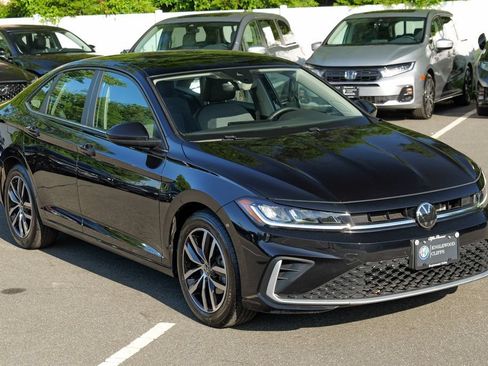Used 2025 Volkswagen Jetta SE w/ Sunroof Package FWD image 9