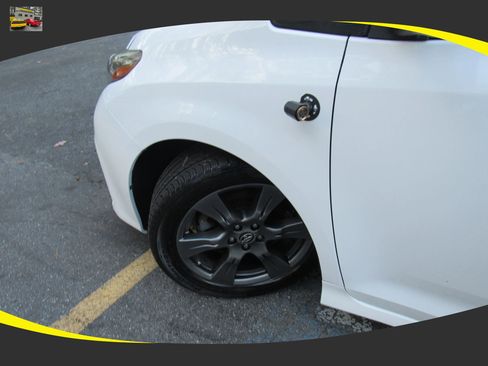 Used 2019 Toyota Sienna SE w/ SE Preferred Package FWD image 29