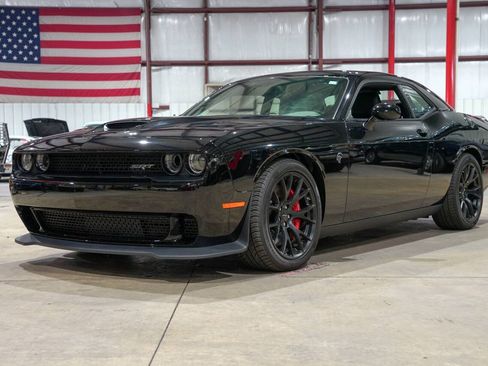 Used 2016 Dodge Challenger SRT Hellcat RWD image 1