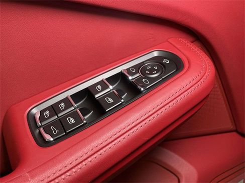 Used 2025 Porsche Macan image 38