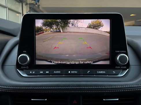 Used 2025 Nissan Rogue SV FWD image 32