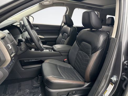 Used 2025 Nissan Pathfinder Platinum w/ Cargo Package image 11