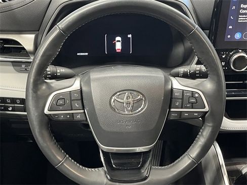 Used 2023 Toyota Highlander Limited image 18