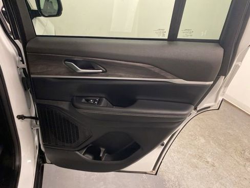 Used 2023 Jeep Grand Cherokee Limited w/ Black Appearance Package image 30