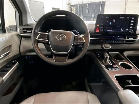 Used 2021 Toyota Sienna XLE image 8
