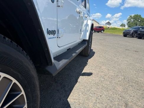 Used 2023 Jeep Wrangler Unlimited Sahara AWD/4WD image 33