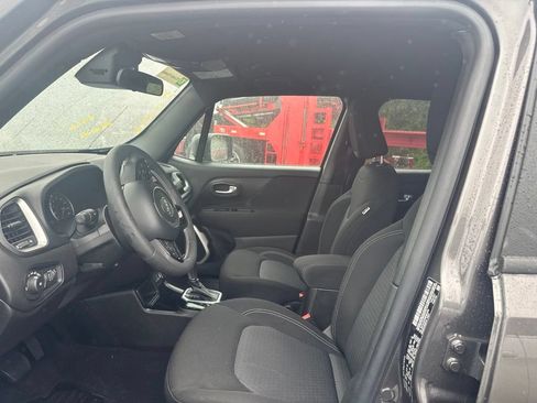 Used 2021 Jeep Renegade Latitude FWD image 5