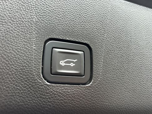Used 2018 Chevrolet Traverse Premier w/ Driver Confidence II Package FWD image 19