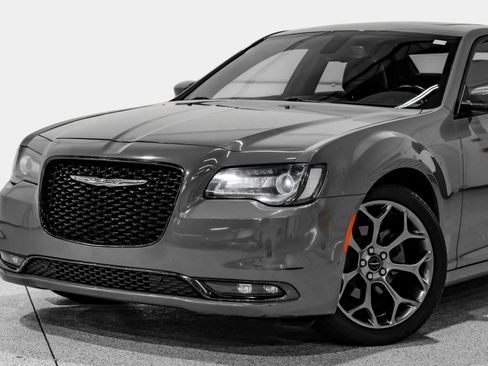 Used 2018 Chrysler 300 S w/ 300S Premium Group RWD image 10