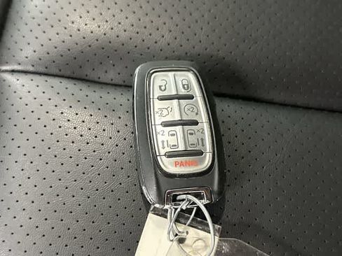 Used 2025 Chrysler Pacifica Select FWD image 32