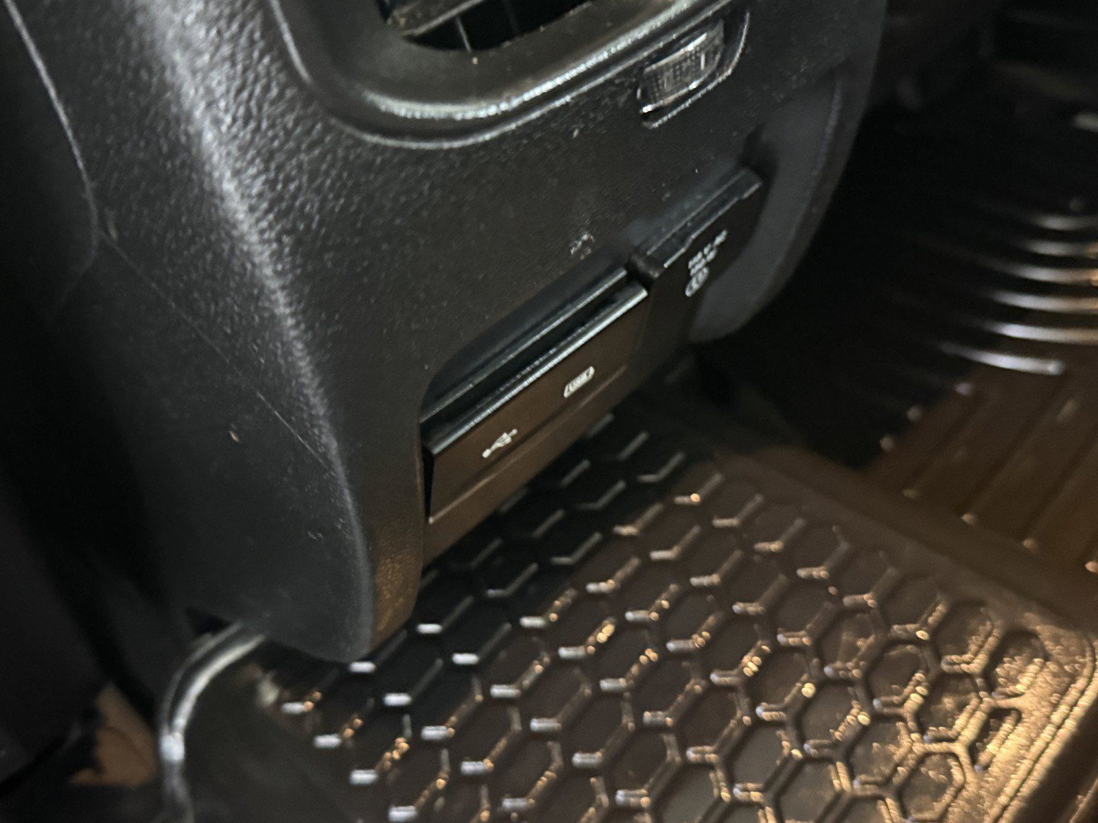 Used 2019 Jeep Cherokee Limited AWD/4WD image 28