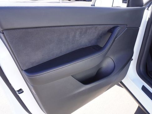 Used 2022 Tesla Model Y Long Range image 17