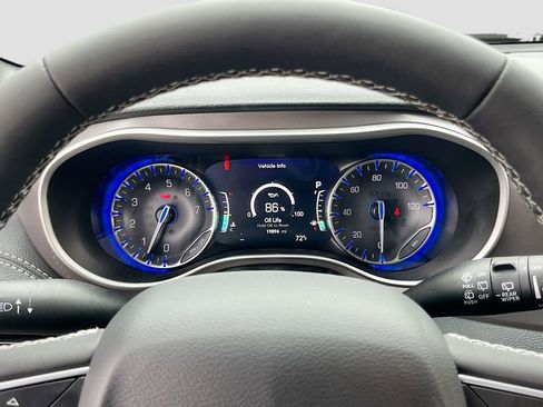 Certified 2025 Chrysler Pacifica Select image 12