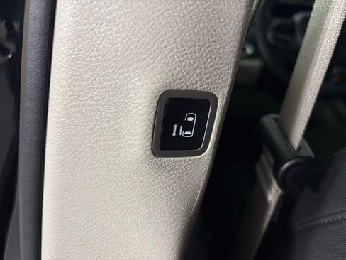 Used 2023 Chrysler Voyager LX image 37