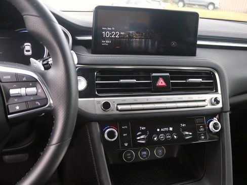 Used 2025 Genesis G70 2.5T image 18