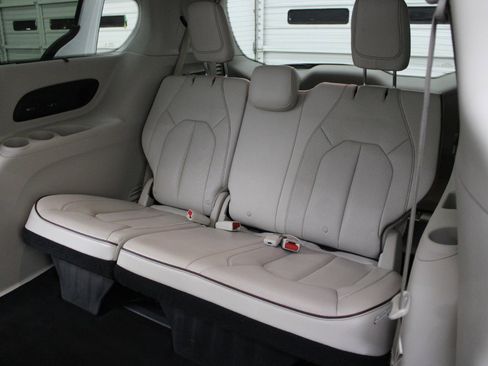 Used 2018 Chrysler Pacifica Limited w/ Advanced Safetytec Group FWD image 9