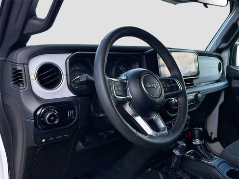 Used 2024 Jeep Wrangler Unlimited Sahara AWD/4WD image 9