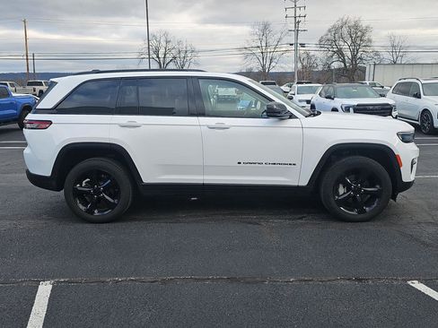 Used 2023 Jeep Grand Cherokee Limited w/ Black Appearance Package AWD/4WD image 16