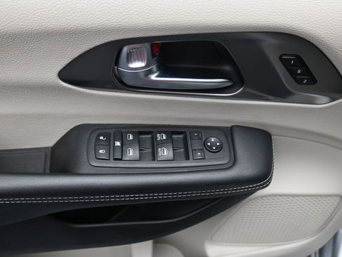 Used 2023 Chrysler Pacifica Touring-L FWD image 14