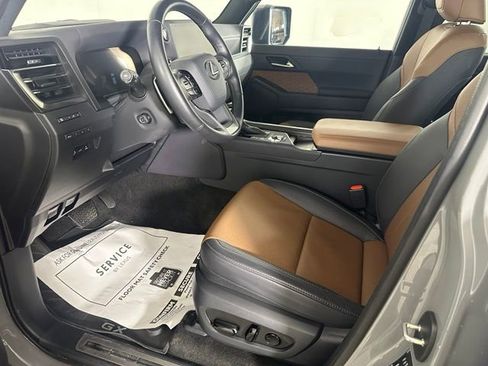 Used 2025 Lexus GX 550 w/ Accessory Package (2T) AWD/4WD image 18