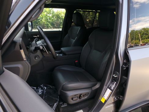 Used 2025 Lexus GX 550 w/ Cold Area Package AWD/4WD image 9