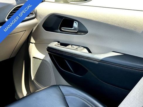Used 2023 Chrysler Pacifica Touring-L FWD image 26